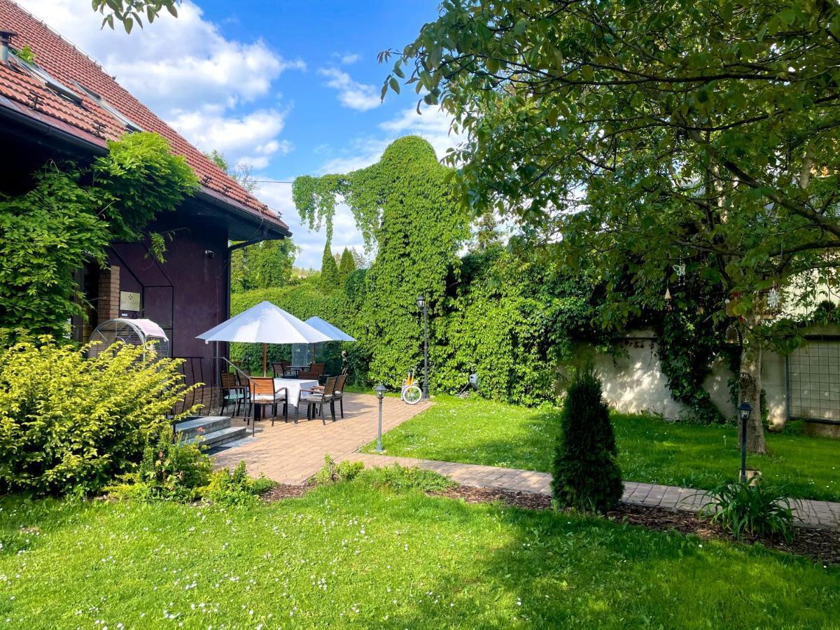 Art Pension Dans Le Parc Banská Bystrica Exteriör bild