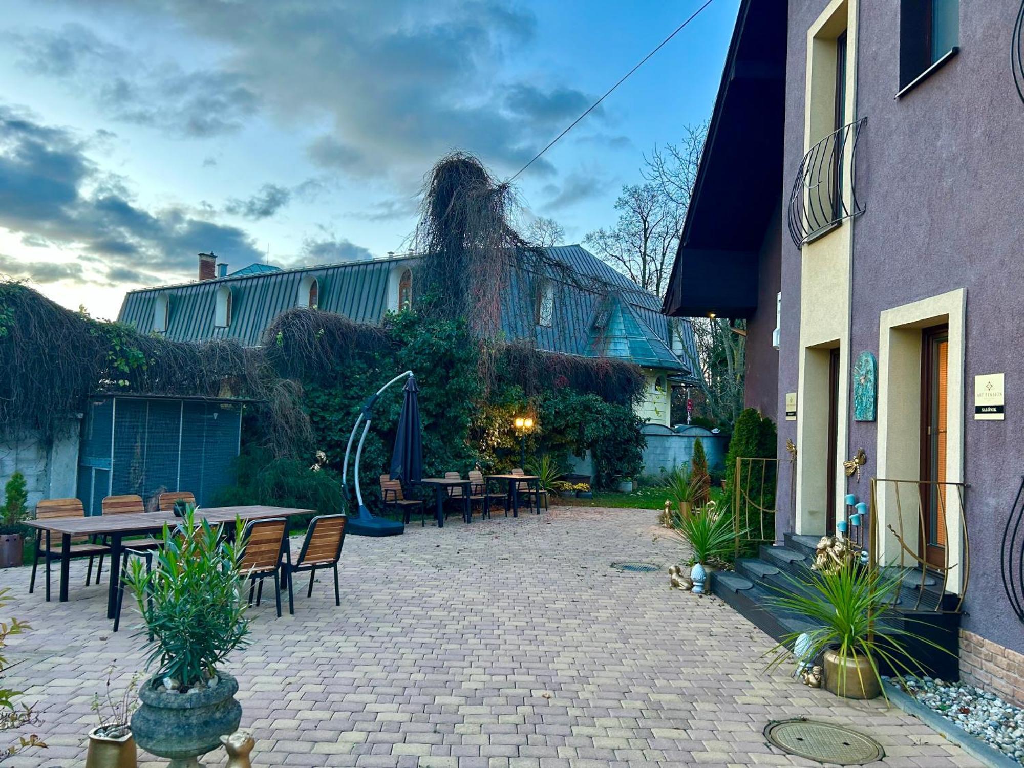 Art Pension Dans Le Parc Banská Bystrica Exteriör bild